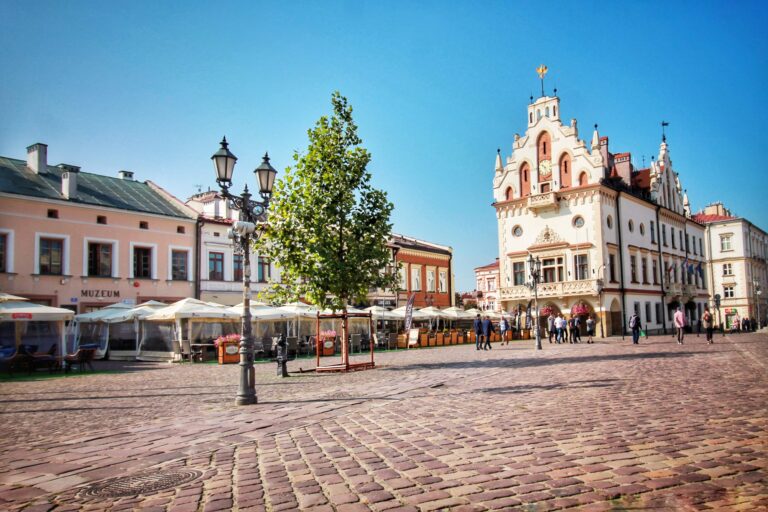 Ratusz_i_Rynek_w_Rzeszowie-scaled