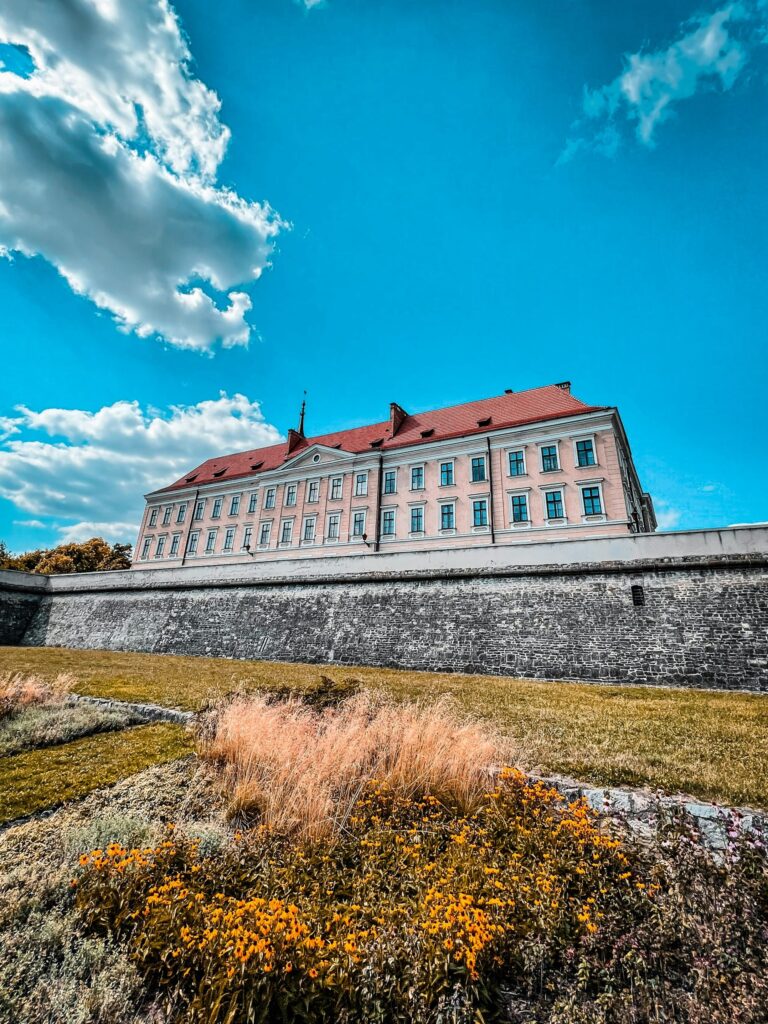 zamek-lubomirskich-daniel-deiev-AhgBMczWNIY-unsplash-scaled